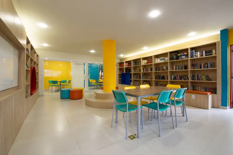 Biblioteca colorida com pufes