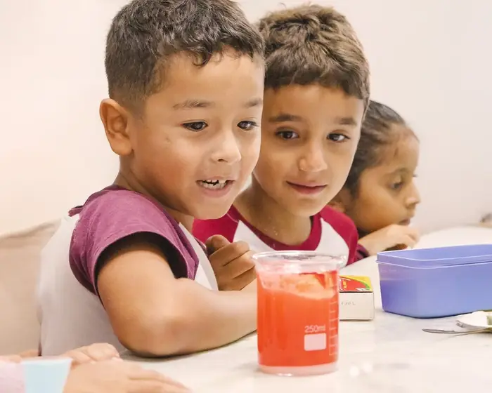Alunos observando um experimento de ciências